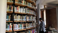 Tak perlu khawatir, terdapat lebih dari 5000 koleksi buku yang bervariasi baik fiksi dan non-fiksi sehingga semua kalangan dapat membaca buku di sini. Lantai 1 berisikan koleksi buku fiksi, buku anak-anak, dan novel. Sedangkan lantai 2 berisikan koleksi non-fiksi seperti buku filsafat, arsitektur, psikologi, seni, dan ekonomi. 