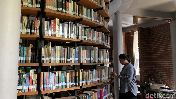 Bagi traveler yang sudah bosan dengan wisata sekitar Jakarta yang begitu-begitu saja, perpustakaan ini bisa jadi pilihan. Bukan perpustakaan biasa, perpustakaan ini punya bentuk bangunan yang unik yaitu berbentuk kerucut seperti rumah masyarakat adat di Wae Rebo yang memang menjadi inspirasinya.