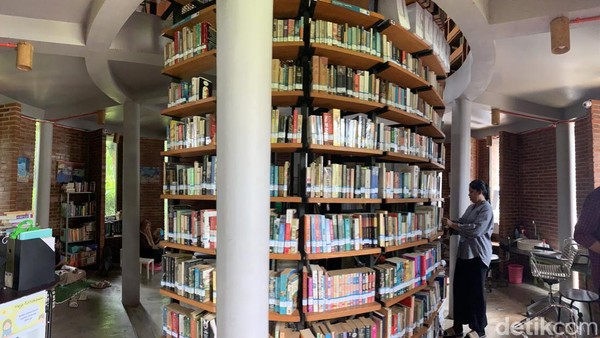 Perpustakaan Kerucut Tersembunyi di Ciputat, Bisa jadi Ide Mengisi Weekend