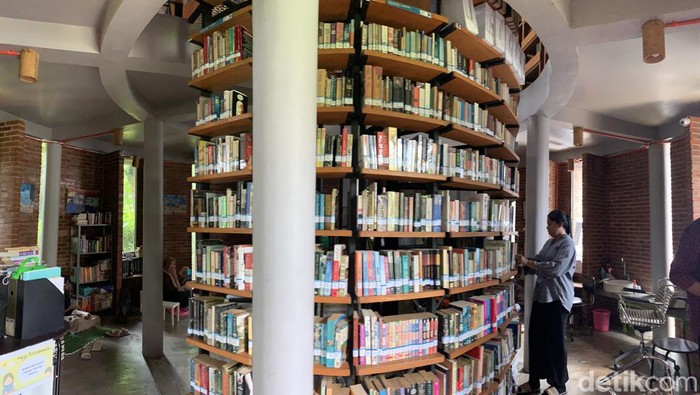 Bagi traveler yang sudah bosan dengan wisata sekitar Jakarta yang begitu-begitu saja, perpustakaan ini bisa jadi pilihan. Bukan perpustakaan biasa, perpustakaan ini punya bentuk bangunan yang unik yaitu berbentuk kerucut seperti rumah masyarakat adat di Wae Rebo yang memang menjadi inspirasinya.