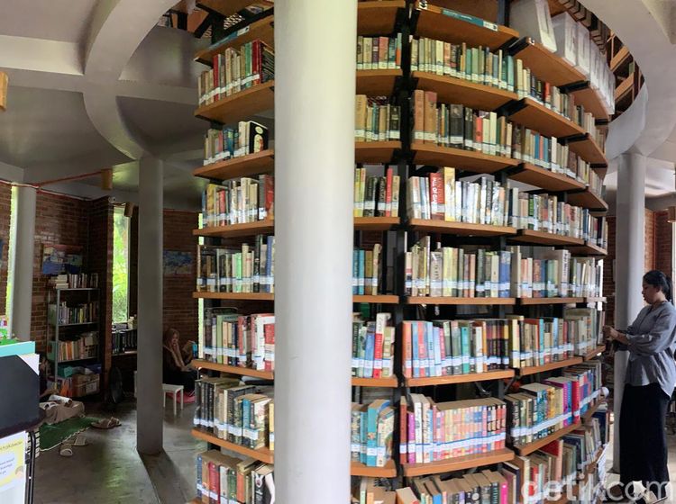 Perpustakaan Kerucut Tersembunyi di Ciputat, Bisa jadi Ide Mengisi Weekend