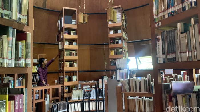 Perpustakaan Kerucut Tersembunyi di Ciputat, Bisa jadi Ide Mengisi Weekend Bagi traveler yang sudah bosan dengan wisata sekitar Jakarta yang begitu-begitu saja, perpustakaan ini bisa jadi pilihan. Bukan perpustakaan biasa, perpustakaan ini punya bentuk bangunan yang unik yaitu berbentuk kerucut seperti rumah masyarakat adat di Wae Rebo yang memang menjadi inspirasinya.
