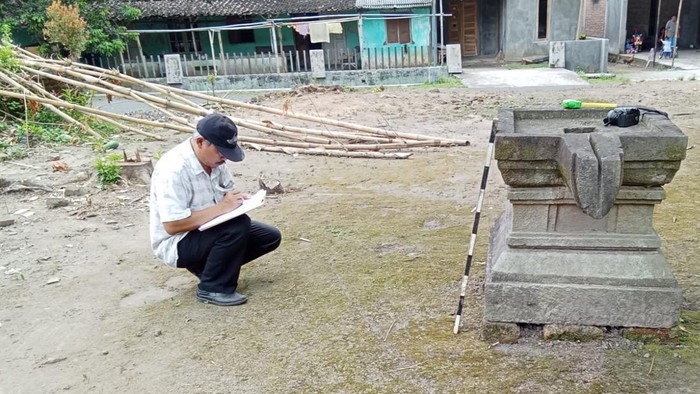 Petugas BPK Wilayah X mengecek lokasi batu bata kuno di Desa Candirejo, Kecamatan Ngawen, Klaten. Foto diunggah Rabu (15/5/2024).