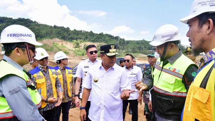 Pj Gubernur Sulsel Bahtiar Baharuddin bersama Bupati Gowa Adnan Purichta Ichsan meninjau pembangunan proyek Bendungan Jenelata di Gowa. Dokumen Istimewa