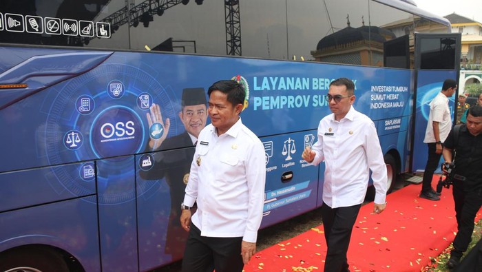 Pj Gubsu Hassanudin meluncurkan Pelayanan Perizinan Bergerak (mobile service) berbentuk bus, untuk perizinan berusaha berbasis risiko (OSS-RBA). (Dok Diskominfo Sumut)