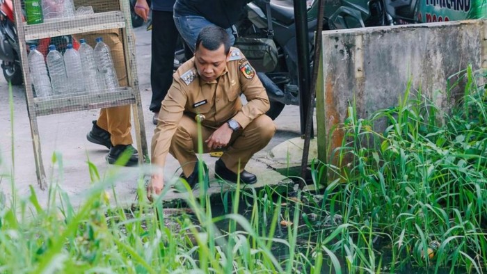 Pj Wali Kota Muflihun cek drainase di Pekanbaru (Dok Diskomimfotiksan Pekanbaru).