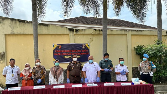 Polda Sumsel musnahkan ratusan kilogram mi kuning berformalin hasil penggerebekan pabrik di Lubuklinggau.