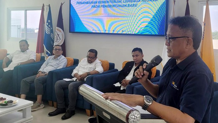 Polemik Nomenklatur, Penambahan Kementerian dan Lembaga di Pemerintahan Baru Polemik untuk menentukan Menteri dan Kementerian Negara, termasuk didalamnya menambah Kementerian dan Lembaga di Pemerintahan baru terus bergulir. Seperti apa?