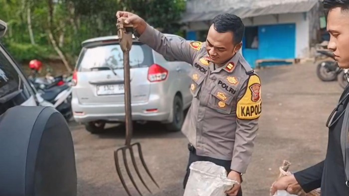 Polisi perlihatkan alat yang digunakan Si Herang bunuh ibunya.