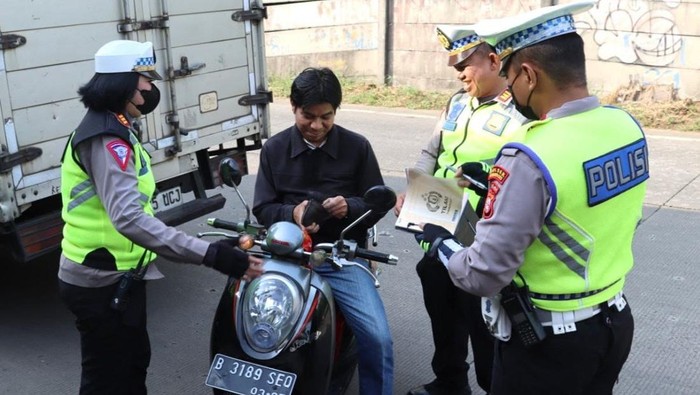 Polisi Tilang 6 Pemotor Lawan Arah di Jalan Gas Alam Depok