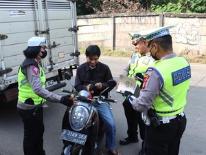 Polisi Tilang 6 Pemotor Lawan Arah di Jalan Gas Alam Depok