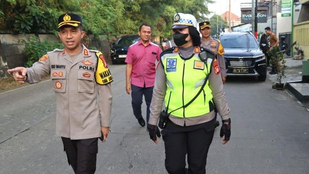 Polres Depok tilang pemotor lawan arah di Jl Gas Alam Cimanggis