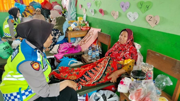 Tim SDM Polri Turun Tangan Pulihkan Korban Banjir Bandang di Sumatra Barat