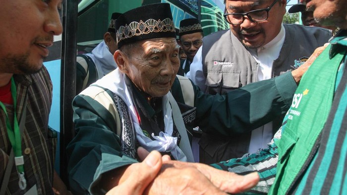 Potret Calon Haji Tertua RI Tiba di Asrama Surabaya Petugas membantu calon haji bernama Hardjo Mislan berusia 109 tahun (tengah) berjalan menuju gedung Mina, Asrama Haji Embarkasi Surabaya (AHES), Surabaya, Jawa Timur, Rabu (15/5/2024). Hardjo Mislan merupakan calon haji tertua di Indonesia dari kloter 19 asal Kabupaten Ponorogo dan dijadwalkan berangkat ke Tanah Suci pada Kamis (16/5). ANTARA FOTO/Didik Suhartono/Spt.