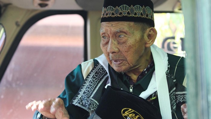Potret Calon Haji Tertua RI Tiba di Asrama Surabaya