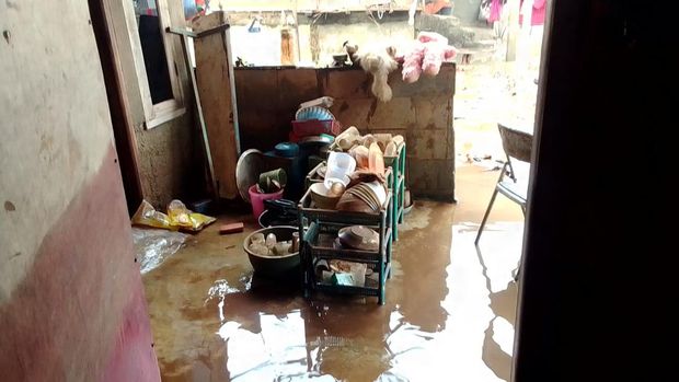 Potret rumah lama Udin yang berada di dekat bantaran Kali Pesanggrahan.