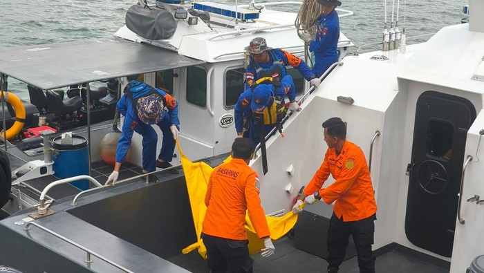Proses evakuasi jenazah pria yang melompat di Jembatan Barelang, Batam. (Dok Basarnas)