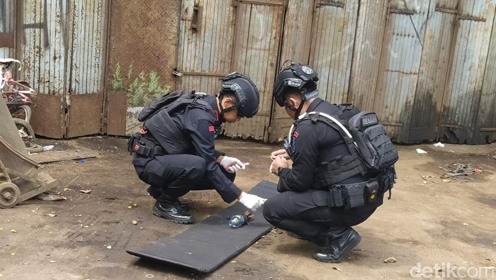 Proses evakuasi mortir yang ditemukan di gudang rongsok Mekar Jaya, Nglawisan, Muntilan, Kabupaten Magelang, Rabu (15/5/2024).