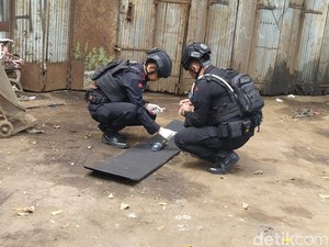 Gegana Disposal Temuan Mortir di Gudang Rongsok Muntilan Magelang