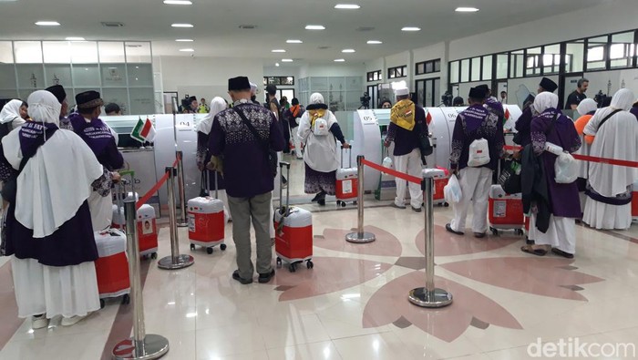 Proses pemeriksaan imigrasi jemaah calon haji Embarkasi Solo di fasilitas Makkah Route Bandara Adi Soemarmo, Boyolali, Rabu (15/5/2024).