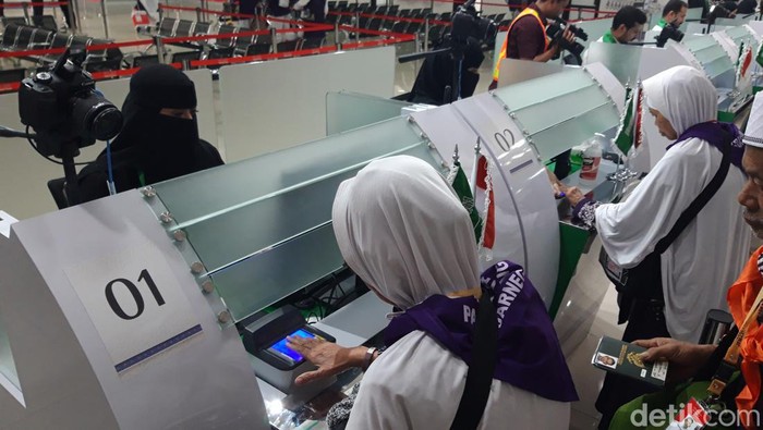 Proses pemeriksaan imigrasi jemaah calon haji Embarkasi Solo di fasilitas Makkah Route Bandara Adi Soemarmo, Boyolali, Rabu (15/5/2024).