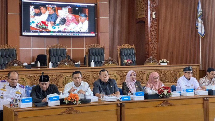 Rapat DPRD Kota Depok dengan para kepala sekolah se-Depok (Devi/detikcom)