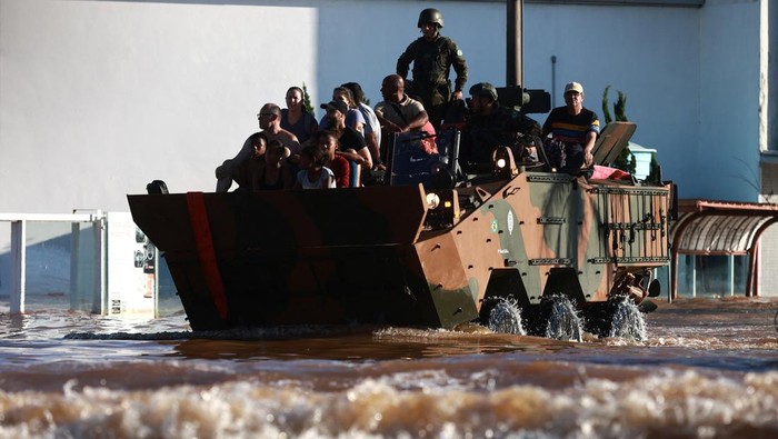Ratusan Ribu Warga Brasil Mengungsi Akibat Banjir People who have been evacuated from flooded areas rest at a gym used as a shelter in Porto Alegre, Rio Grande do Sul state, Brazil May 10, 2024. REUTERS/Diego Vara