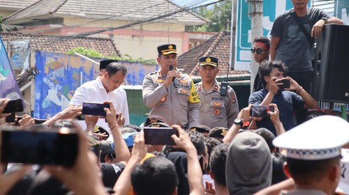 Ratusan warga berunjuk rasa di kantor Desa Meninting mendesak polisi tangkap pelaku pengerusakan lapak dan penganiayaan di Dusun Montong Buwuh, Kecamatan Batulayar.