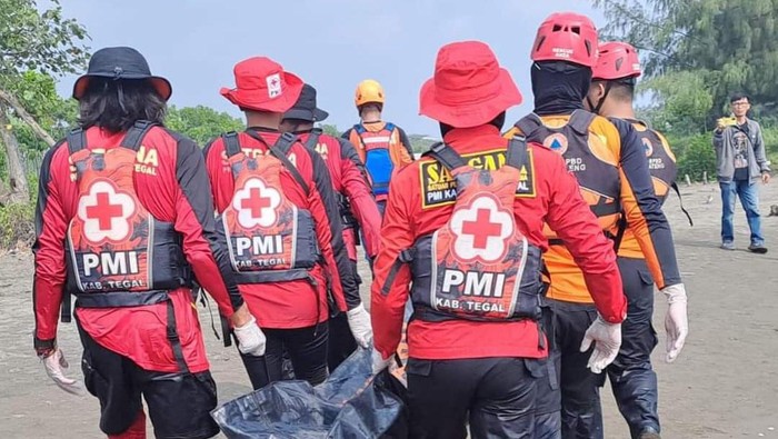 Relawan PMI mengevakuasi jenazah korban tenggelam di Pantai Kramat, Kabupaten Tegal, Rabu (15/5/2024).