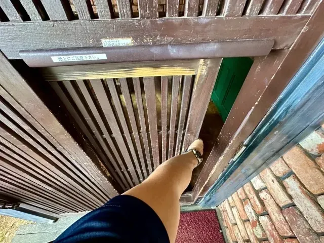 Unik! Masuk ke Restoran Ini Pengunjung Harus Membungkuk