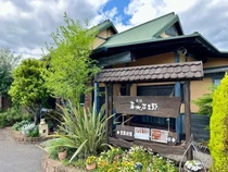 Unik! Masuk ke Restoran Ini Pengunjung Harus Membungkuk