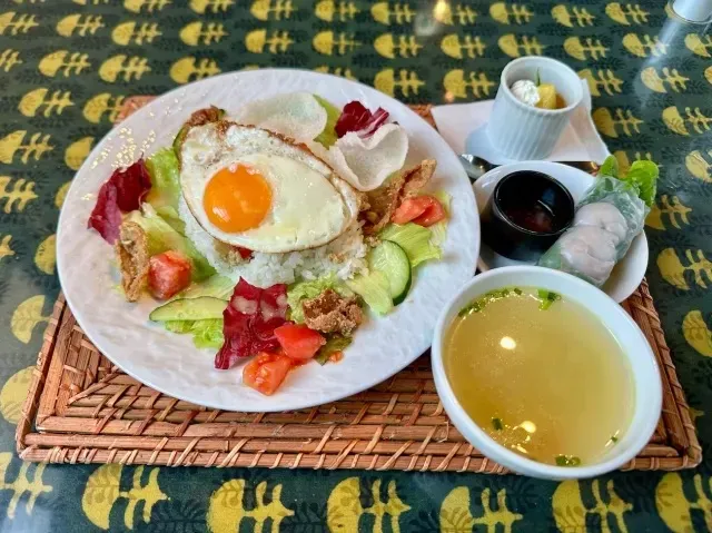Unik! Masuk ke Restoran Ini Pengunjung Harus Membungkuk