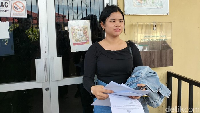 Ria saat melaporkan motornya hilang dibegal ke SPKT Polrestabes Palembang.