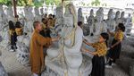 Ritual Pemandian Buddha Rupang Jelang Waisak di Semarang