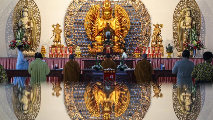 Ritual upacara pemandian Buddha Rupang di Semarang Umat Buddha melakukan prosesi kebaktian dalam ritual upacara pemandian Buddha Rupang di Vihara Mahavira Graha, Semarang, Jawa Tengah, Rabu (15/5/2024). Ritual pemandian dan pembersihan Buddha Rupang yang dilakukan oleh pemuka agama serta para jemaah kebaktian umat tersebut sebagai lambang membersihkan segala kekotoran batin dalam diri baik ucapan, pikiran maupun perbuatan untuk menyambut Hari Raya Waisak 2568 BE. ANTARA FOTO/Makna Zaezar/foc.