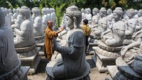 Umat Buddha membersihkan patung Buddha Amitabha usai mengikuti kebaktikan ritual upacara pemandian Buddha Rupang di Vihara Mahavira Graha, Semarang, Jawa Tengah, Rabu (15/5/2024).