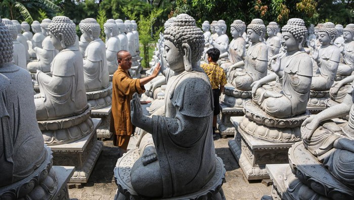 Ritual upacara pemandian Buddha Rupang di Semarang Umat Buddha melakukan prosesi kebaktian dalam ritual upacara pemandian Buddha Rupang di Vihara Mahavira Graha, Semarang, Jawa Tengah, Rabu (15/5/2024). Ritual pemandian dan pembersihan Buddha Rupang yang dilakukan oleh pemuka agama serta para jemaah kebaktian umat tersebut sebagai lambang membersihkan segala kekotoran batin dalam diri baik ucapan, pikiran maupun perbuatan untuk menyambut Hari Raya Waisak 2568 BE. ANTARA FOTO/Makna Zaezar/foc.