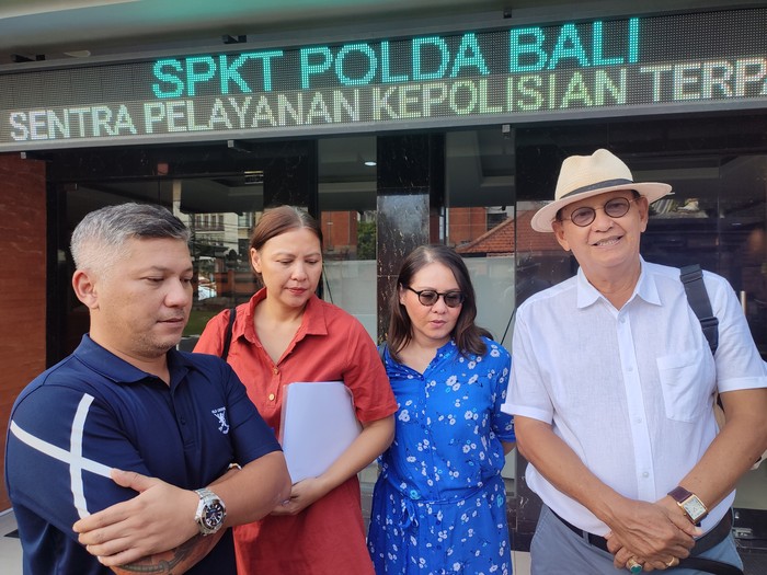 Monique Arditi Marten (baju biru) ditemani Roy Marten dan Gading Marten di SPKT Polda Bali, Rabu (15/5/2024).