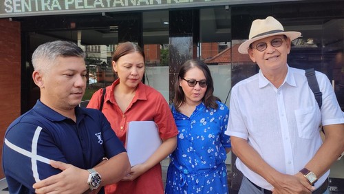 Monique Arditi Marten (baju biru) ditemani Roy Marten dan Gading Marten di SPKT Polda Bali, Rabu (15/5/2024).