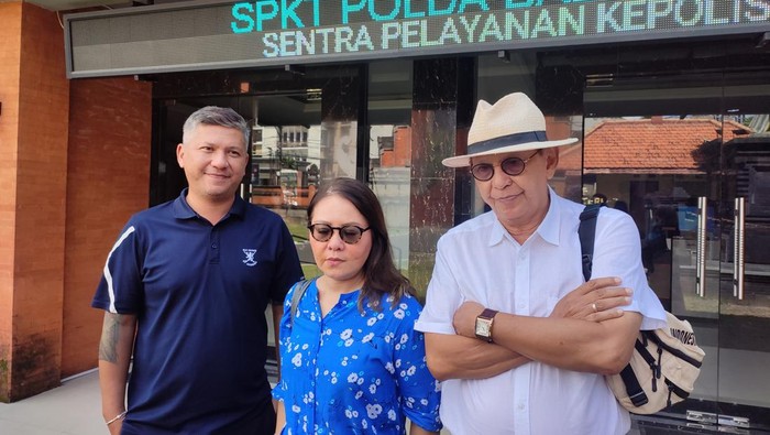 Roy Marten, Gading Marten, dan Monique Arditi Marten di SPKT Polda Bali, Rabu (15/5/2024). Monique melaporkan dugaan penipuan sewa vila ke Polda Bali.