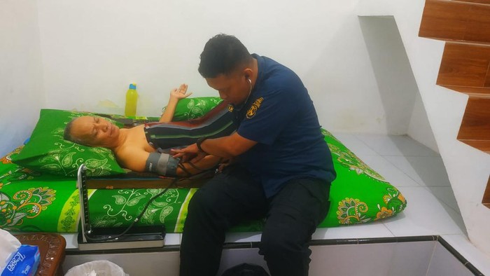 Salah satu anggota Polres Lamongan yang sakit didatangi dokkes untuk diperiksa kesehatan.