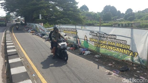 Tumpukan sampah di pinggir Jalan ringroad selatan, tepatnya di Sokowaten, Tamanan, Banguntapan, Bantul, Rabu (15/5/2024).