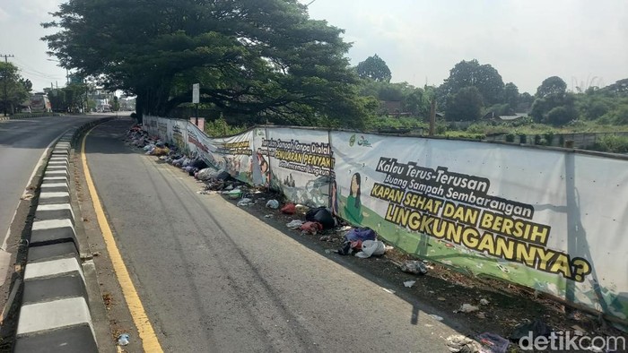 Tumpukan sampah di pinggir Jalan ringroad selatan, tepatnya di Sokowaten, Tamanan, Banguntapan, Bantul, Rabu (15/5/2024).