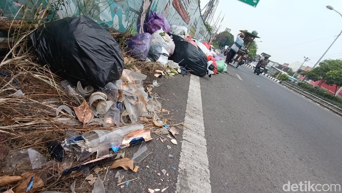 Tumpukan sampah kaca dan basah terlihat di sisi Timur Jembatan GL Zoo, Rabu (15/5/2024).