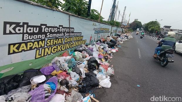 Tumpukan sampah kaca dan basah terlihat di sisi Timur Jembatan GL Zoo, Rabu (15/5/2024).