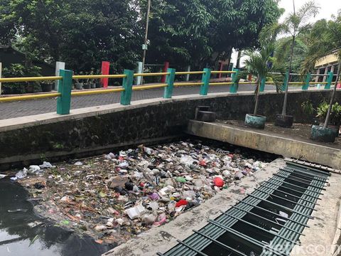 Penampakan tumpukan sampah di selokan dekat RTH Winongo, Patangpuluhan, Witobrajan, Kota Jogja, Rabu (15/5/2024).