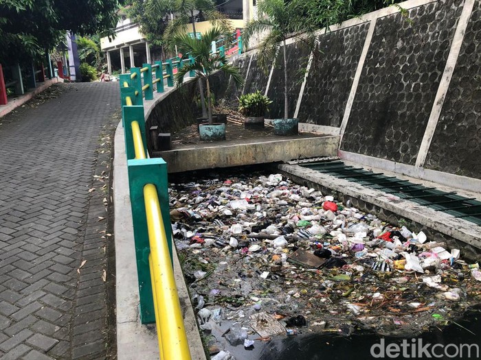 Penampakan tumpukan sampah di selokan dekat RTH Winongo, Patangpuluhan, Witobrajan, Kota Jogja, Rabu (15/5/2024).