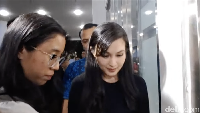 Sandra Dewi hanya terdiam sejak pertama keluar dari gedung Jaksa Agung Muda Bidang Pidana Militer sekitar pukul 18.34 WIB, Rabu (15/5/2024).  Foto: Ahsan/detikHOT