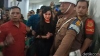 Sandra Dewi hari ini tampi dengan pakaian serba hitam. Foto: Ahsan/detikHOT