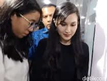 8 Momen Sandra Dewi Diam Tertunduk Usai Jalani Pemeriksaan di Kejagung